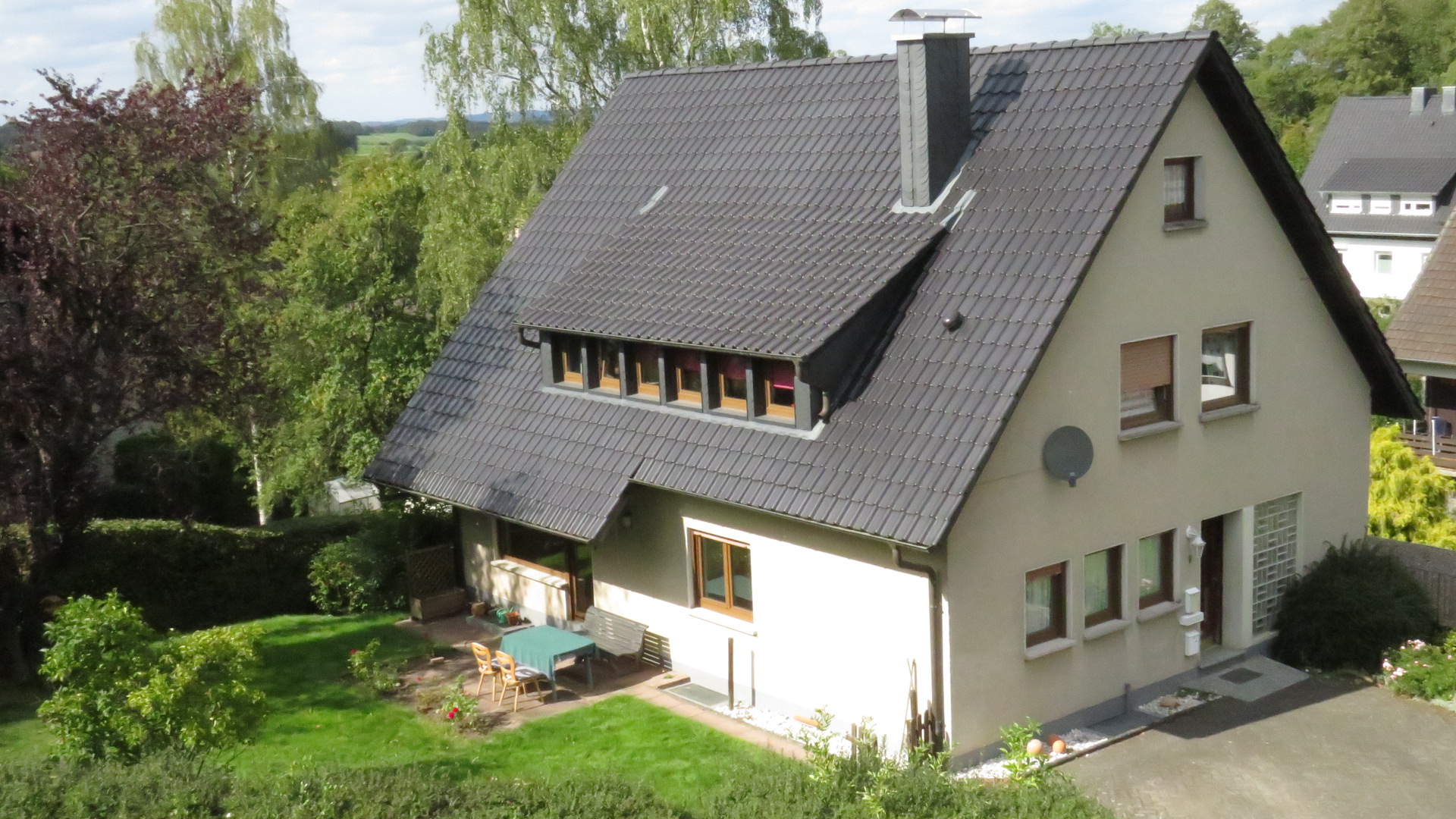 2 2-194 - Bestlage in Waldbröl: Ein-/Zweifamilienhaus mit Garage, Terrasse und Garten